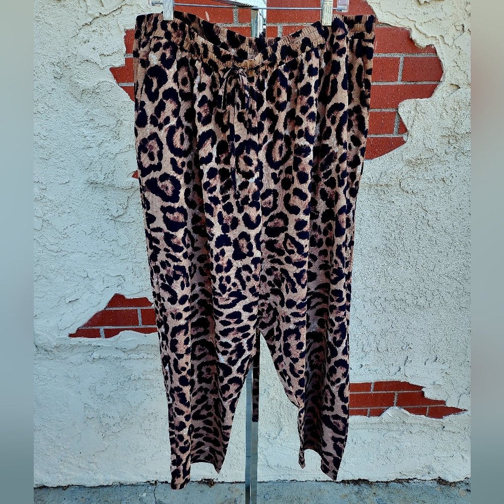 2X women Pretty Little Thing leopard print elastic waist crop pants